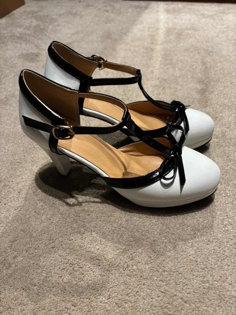 Source Unknown White and Black T‑Strap Bow Heels - Picture 4 of 6